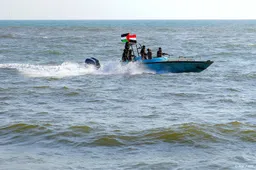 Bemanning Nederlands vrachtschip gered door helikopter