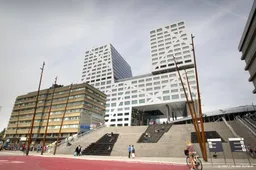 Gemeente Utrecht projecteert rode lijn op stadhuis 