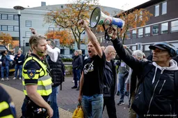 Voor- en tegenstanders azc tegenover elkaar in Amersfoort 