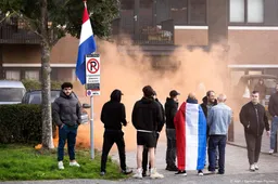 Eieren tegen ramen stadhuis Hoorn tijdens vergadering over azc