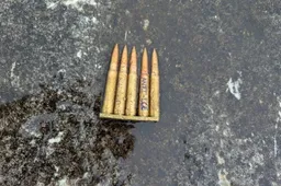 Schokkend: schutter schrijft “ANTI-ICE” op munitie en opent vuur op Amerikaanse immigratie-faciliteit - meerdere doden