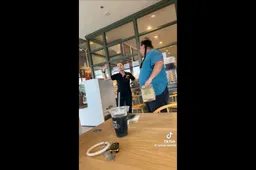 Heldin bij broodjeszaak jaagt extreemlinkse agressieveling weg: “Dit is een familieplek!”