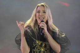 Popster Ellie Goulding valt Britten aan: “Schaam me voor mijn land” na protest tegen asielzoekers