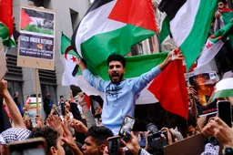 Waanzin in de Vuelta: pro-Palestijnse activisten saboteren koers - Plugge woedend