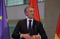 Schoof valt Trump aan na VN-speech: wie denkt deze ongekozen neppremier dat hij is?