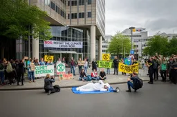 Politie liet XR-demonstranten NOS-gebouw bestormen: woede om fluwelen aanpak