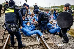 Agent geslagen, agente gebeten: 300 activisten opgepakt bij linkse blokkade Rotterdamse haven