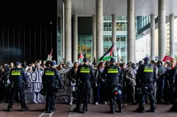 ME houdt demonstranten op afstand van ingang ministerie BZ