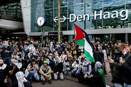 Demonstranten blokkeren treinsporen bij Den Haag Centraal
