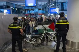 Politie ontruimt stationshal Den Haag na pro-Palestijnse actie