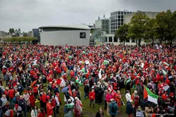 Grote toestroom van in het rood geklede mensen naar Museumplein