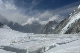 Reddingsactie voor gestrande klimmers Mount Everest na sneeuwval