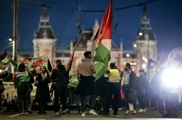 Pro-Palestijnse activisten lopen spoor op bij Amsterdam Centraal