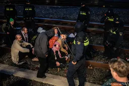 Nog vier activisten vast na spoorblokkade Amsterdam Centraal
