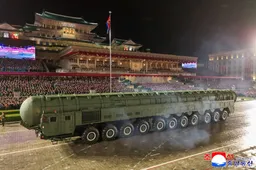 Noord-Korea toont 'krachtigste' raket tijdens parade