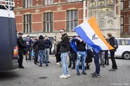 Leden Defend Netherlands in politiebusjes naar Museumplein