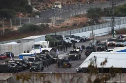 Palestijnse gedetineerden wachten in bussen op vrijlating