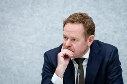 Van Weel verwacht behandeling asielwet niet voor verkiezingen