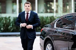 Universitair docent Pettit doet aangifte tegen minister Moes