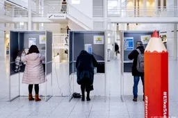 Handhavers houden stembureaus in de gaten op verkiezingsdag
