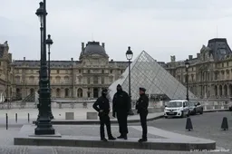 Dieven stelen topstukken uit Louvre, kroon kapot aangetroffen
