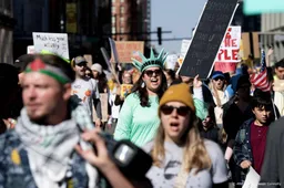 Virtuele 'Koning' Trump dropt smurrie op demonstranten 