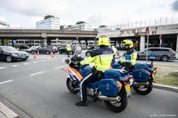 Marechaussee houdt XR-demonstranten aan in vertrekhal Schiphol 
