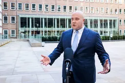 Kabinet wil dat ov-boa identiteit asielzoekers kan controleren