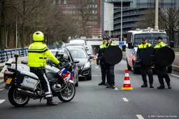 XR-demonstranten blokkeren deel A12 bij Den Haag