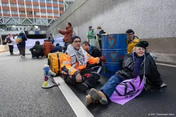 XR-demonstranten blokkeren deel A12 bij Den Haag