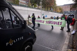 XR-demonstranten worden door politie van A12 gehaald