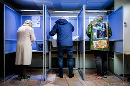 Burgemeester Zwolle achter de bar bij stembus in studentencafé