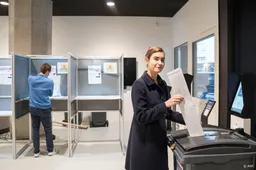 Lidewij de Vos stemt voor Tweede Kamer in parlementsgebouw