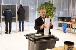 Wybren van Haga (BVNL) stemt in provinciehuis Haarlem