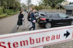 NSC-voorman Eddy van Hijum stemt in zalencentrum Laag Zuthem