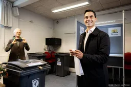 D66-leider Rob Jetten brengt stem uit bij wijkcentrum in Den Haag