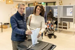 SGP-leider Stoffer stemt met zijn vrouw in Elspeet