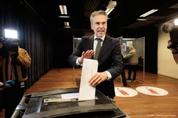 Premier Schoof brengt stem uit in theater in Den Haag