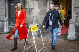 Jimmy Dijk (SP) stemt met zijn vrouw in Groningen