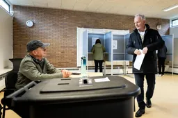 Lijsttrekker 50PLUS Jan Struijs stemt in buurthuis Hellevoetsluis