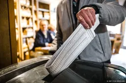 Volle stembussen in Den Haag door dikke stembiljetten