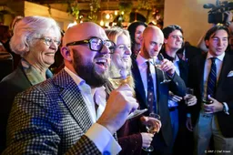 Gejuich en naam De Vos gescandeerd bij 3 zetels winst FVD