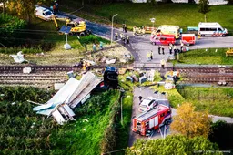 Vijf gewonden door botsing trein en vrachtwagen in Meteren 