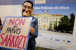 Franse justitieminister bezoekt Sarkozy in gevangenis