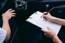 Hoe verstandig is je kind op je autoverzekering te zetten?