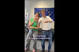 Laurens Dassen dansend voor EU-vlag: Volt bereikt met stagiaire-promotie een dieptepunt