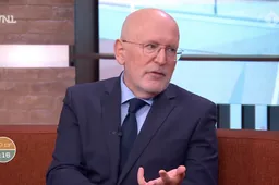 Timmermans doet alsof hij wordt afgevoerd - en maakt er vervolgens zelf verkiezingstheater van