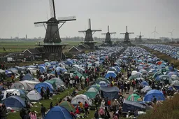 Duizenden inwoners protesteren tegen azc-plan Heemskerk-Uitgeest - gemeente negeert burgerverzet