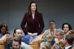 Gênante vertoning: VVD-hittepetit Claire Martens bespringt Kamervoorzitter met benen in de lucht - Wat een circus!