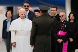 Historisch bezoek: Paus Leo XIV landt in Turkije en eert Atatürk bij start reis